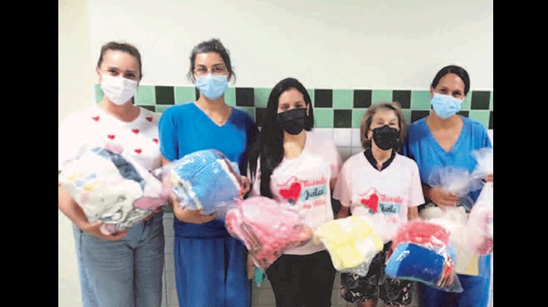 Grupo ‘Tecendo Juntas no Villa’ doa 30 kits de enxoval para Maternidade