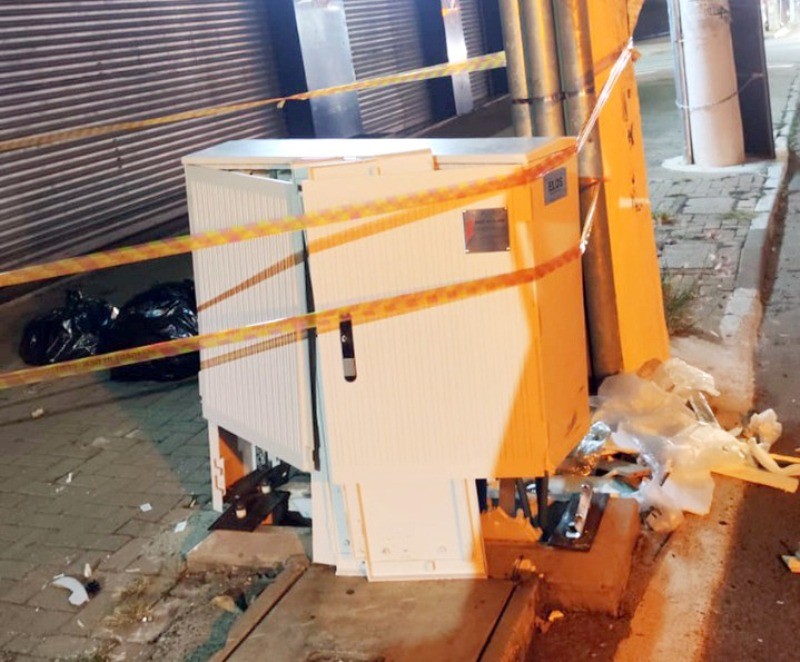 Motorista perde controle e bate em caixa de energia de alta tensão em Hortolândia