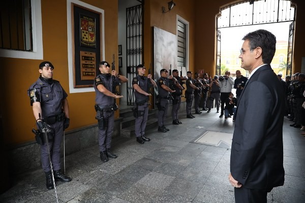 Governador Rodrigo Garcia anuncia bônus aos policiais e sindicato contesta