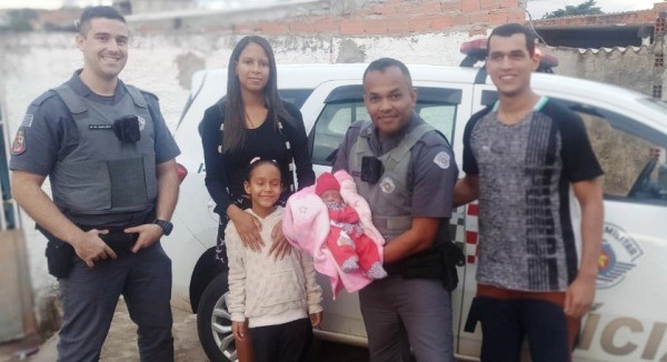 Policiais militares salvam vida de  bebê engasgado com leite