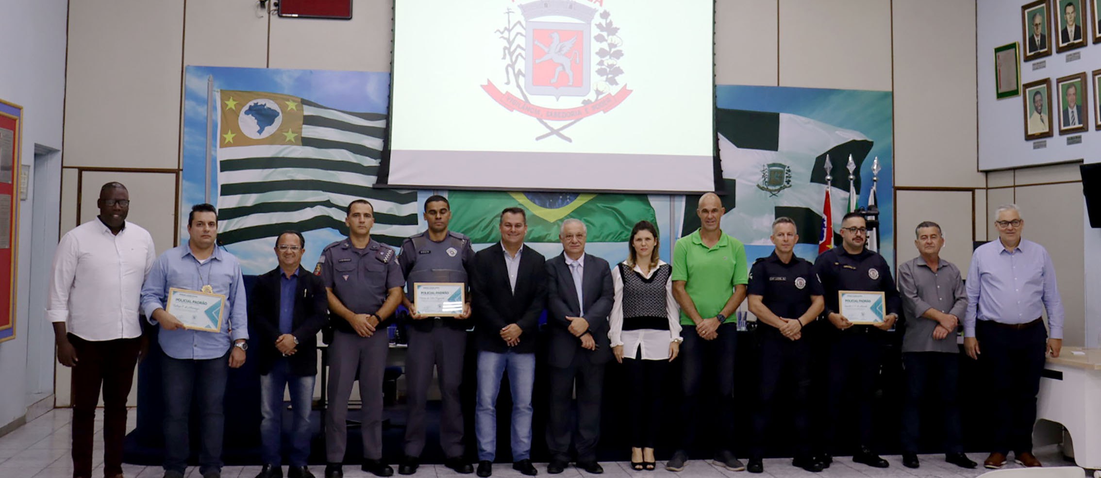 Agentes de segurança são homenageados com título de Policial Padrão