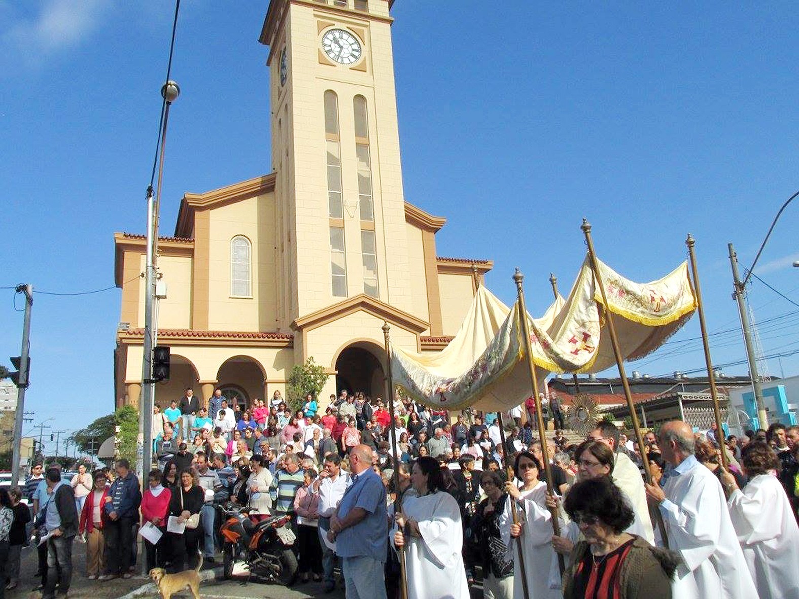 Tapetes decorativos estão de volta nas procissões de Corpus Christi na região