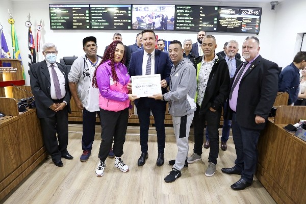 Willian entrega moção de congratulação a organizadores da Semana do Hip Hop