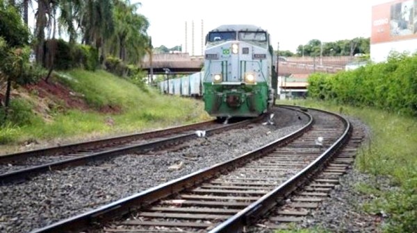 Rapaz de 24 anos morre atropelado por trem na linha férrea, em Sumaré