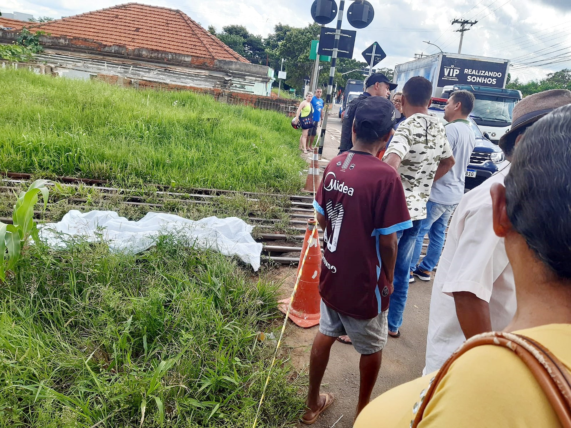 Jovem tenta atravessar linha férrea e morre atropelado por trem em Hortolândia