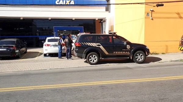Quadrilha armada rouba malotes de carro-forte em banco de Hortolândia
