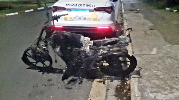 Homem se envolve em acidente, fica ferido e tem moto carbonizada