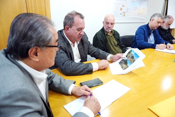 Prefeito Leitinho vai ao DAEE por desassoreamento do rio Quilombo