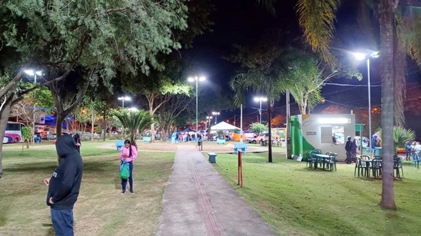 Moradores do Marajoara elogiam poda e nova iluminação em praça