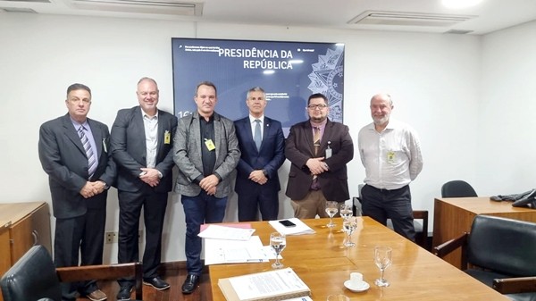 Em viagem a Brasília, Leitinho obtém R$ 500 mil para recape