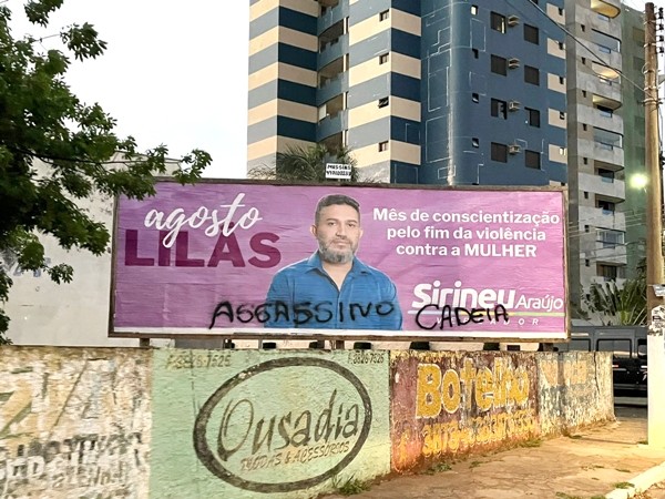 Outdoors de vereador são pichados com dizeres de ‘assassino’ e ‘cadeia’