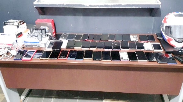 Quarteto é detido com celulares roubados no Jardim Amanda