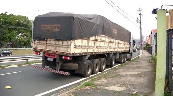 Trio armado intercepta carreta em Sumaré, faz refém e um vai preso