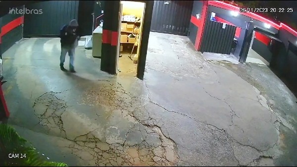 Bandido pula portão de três metros e assalta motel em Hortolândia