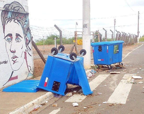 Após ataque de vândalos, Prefeitura recupera contêiner em Hortolândia