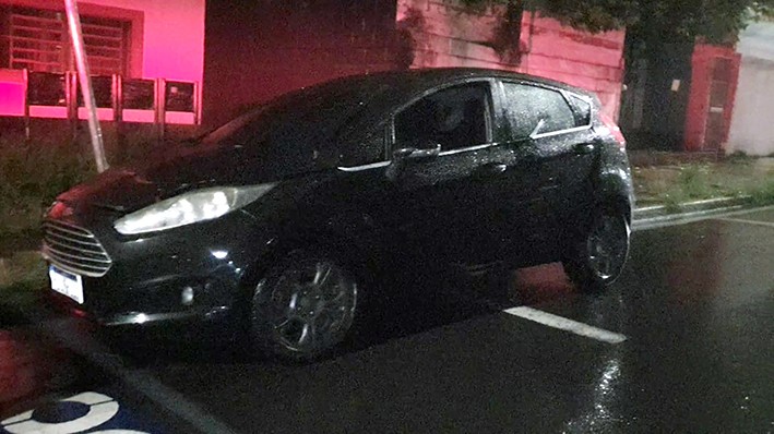 Suspeito tenta fugir de abordagem da PM e acaba preso com carro roubado