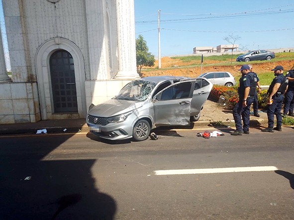 Dupla suspeita de roubo capota carro durante perseguição em Paulínia