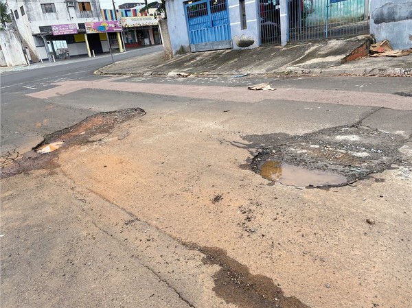 Crateras deixam rua do Jardim San Remo intransitável em Monte Mor