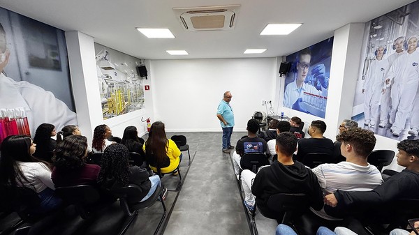 Estudantes visitam multinacional farmacêutica EMS em Hortolândia