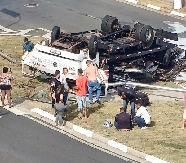 Guincho que carregava caminhão tomba e assusta em Hortolândia