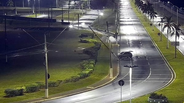 Mulher dorme enquanto dirige e derruba postes em via de Paulínia