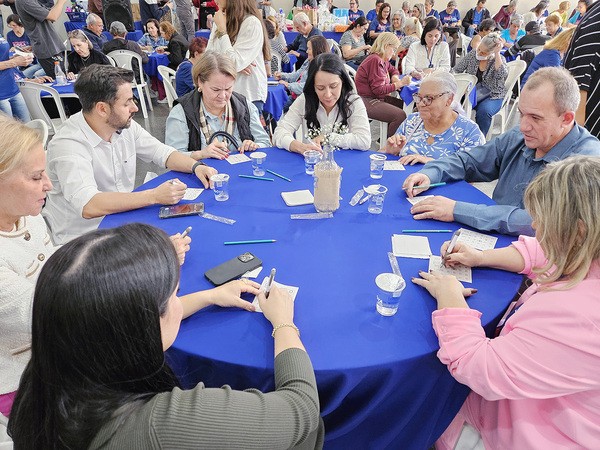 Cristiane Freitas participa de ‘Bingo da Melhor Idade’ e interage com idosos em Nova Odessa