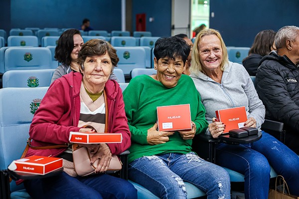 Paulínia entrega 285 aparelhos auditivos para pacientes