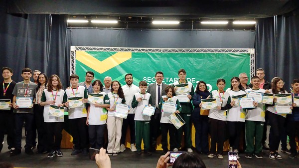 Alunos premiados na Olimpíada Brasileira de Matemática recebem certificados em Sumaré