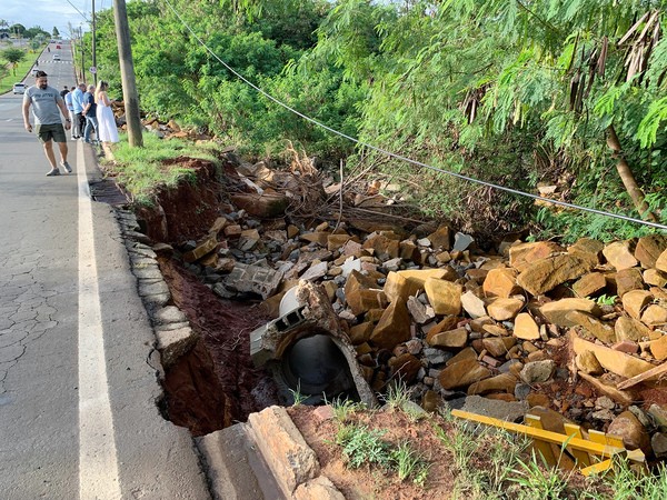Leitinho e Mineirinho anunciam obra de drenagem na Av. Ampelio Gazzetta