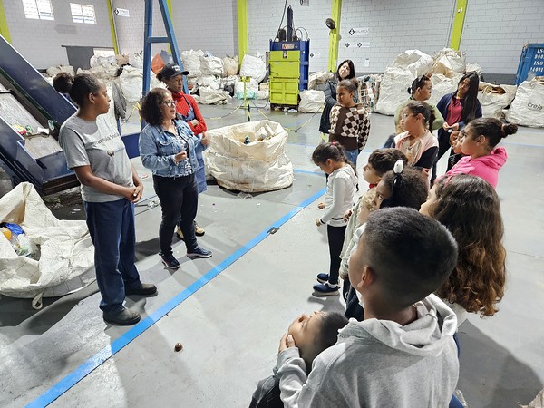 Crianças do CRAS de Nova Odessa visitam Coopersonhos e aprendem sobre reciclagem