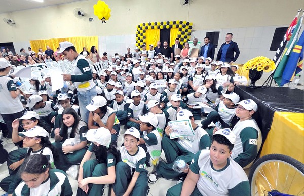 Alunos do 5º ano da Escola Municipal Antonietta Cia Viel recebem certificados do PROMAD