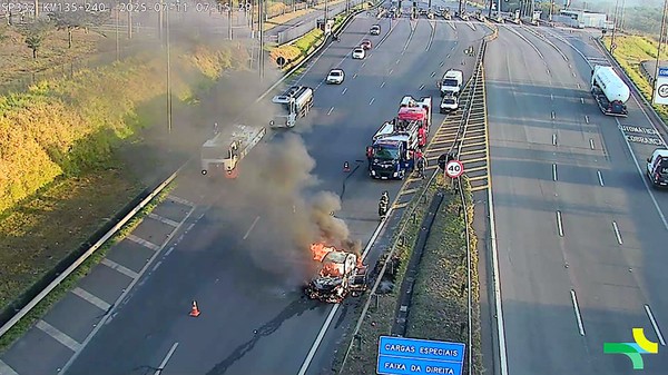 Veículo fica destruído após incêndio na Rodovia Zeferino Vaz, em Paulínia