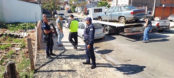Veículos abandonados nas ruas de Monte Mor começam a ser recolhidos