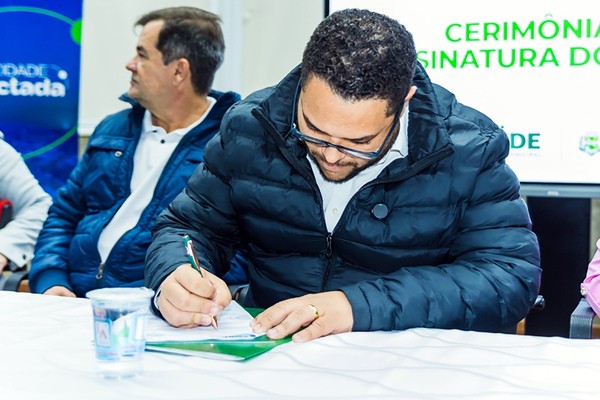 Danilo Barros recebe minuta para começar instalação da Etec e Fatec em Paulínia