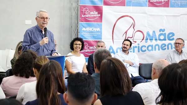 Chico Sardelli entrega kits de R$ 1 mil para mães vulneráveis de Americana