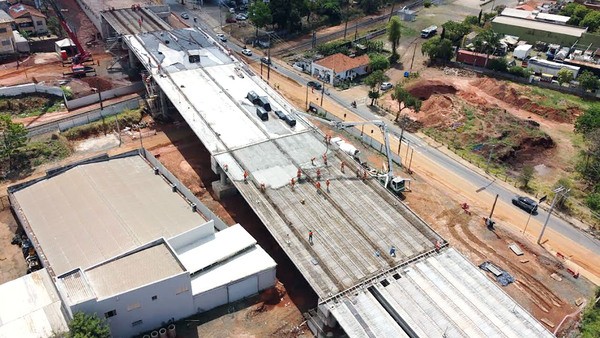 Obra do viaduto na Vila Real avança na concretagem de lajes