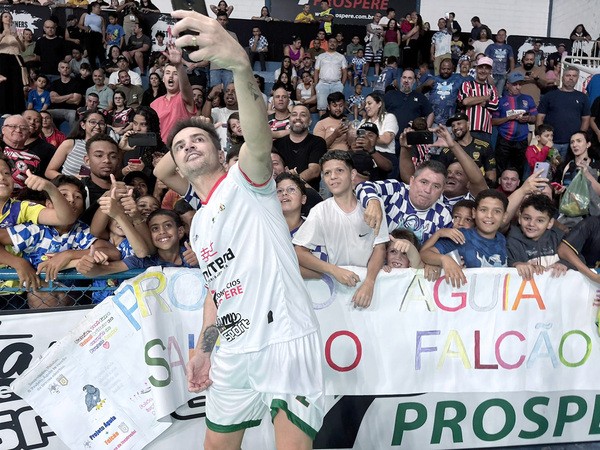 Crianças do Projeto Águia vivem noite com o craque Falcão em Hortolândia