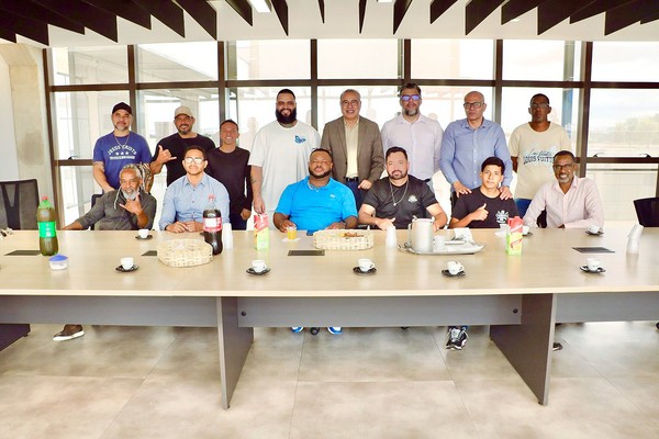 Prefeito Zezé Gomes se reúne com barbeiros de Hortolândia e destaca formalização no setor de serviços