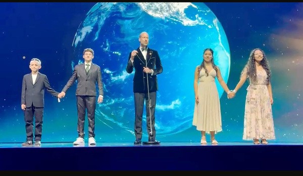 Sumareense ficou em palco ao lado do príncipe William, herdeiro da coroa britânica