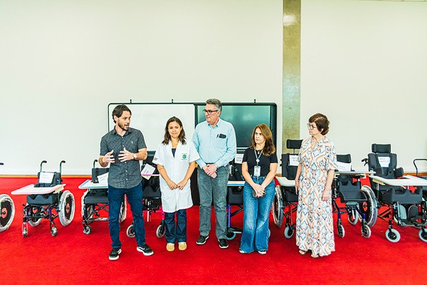 Saúde entrega 21 cadeiras de rodas adaptadas para moradores de Paulínia