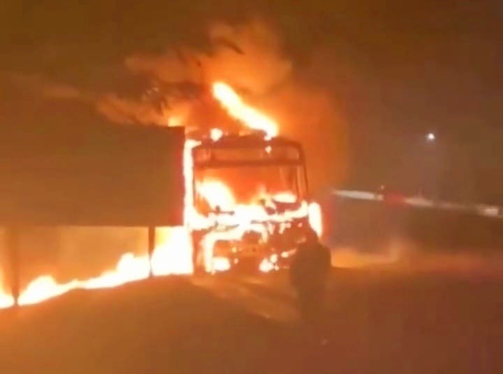 Ônibus pega fogo na SP-101 e mobiliza equipes de resgate em Monte Mor