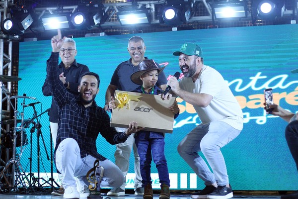 Emoção toma conta da premiação de alunos na final do 1º Canta Sumaré