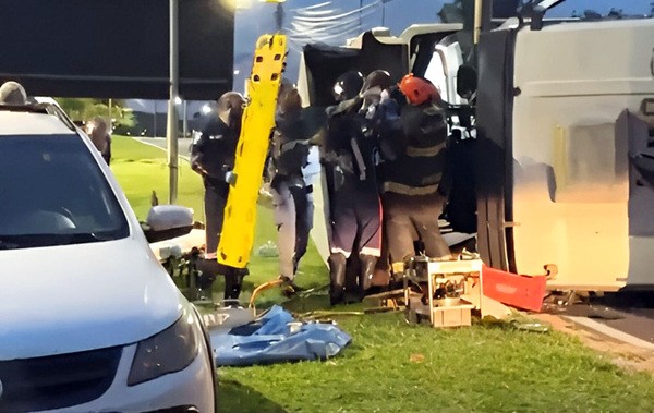 Motorista fica preso às ferragens após caminhão tombar em via de Paulínia
