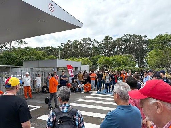 Petroleiros fazem greve e protestam em frente à Refinaria de Paulínia