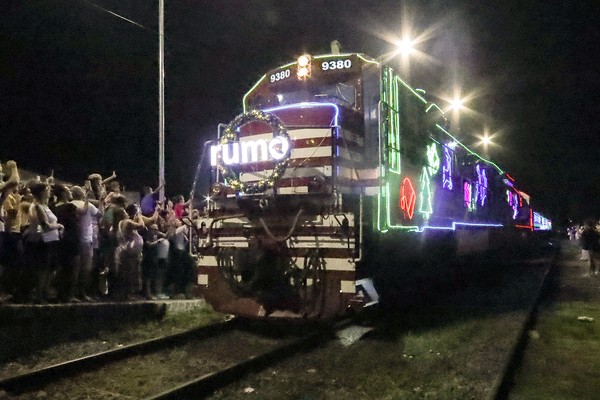 Trem iluminado de Natal da Rumo chega a Hortolândia nesta terça-feira