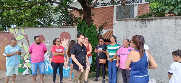 Pais protestam em frente a escola de Sumaré após transferência de alunos