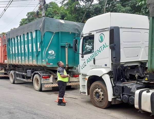 Mais 13 caminhões são multados por derramamento de chorume em Sumaré