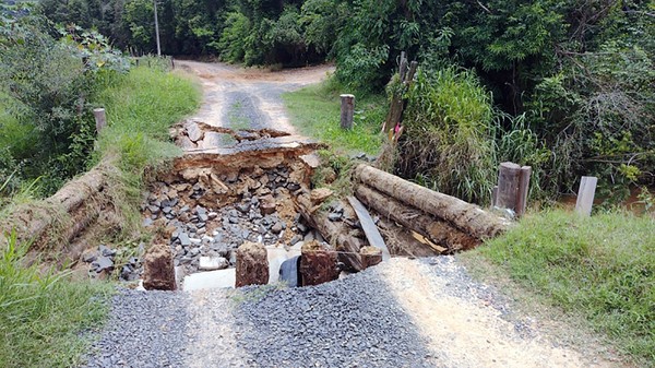 Excesso de água compromete ponte e deixa famílias isoladas em Monte Mor