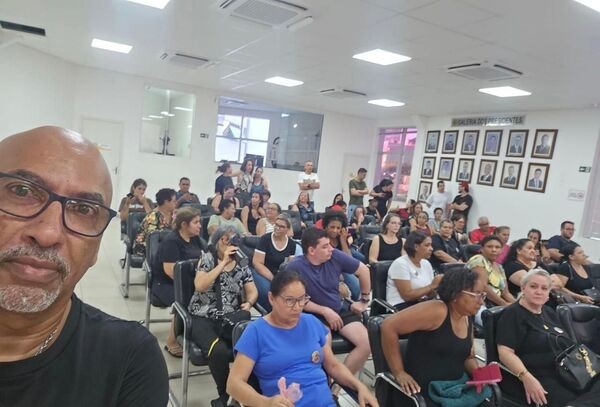 Grupo de servidores vai à Câmara de Hortolândia por vale-alimentação e audiência pública é cogitada