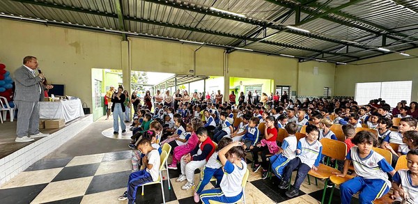 Leitinho e Mineirinho começam a distribuição de kits de materiais escolares em Nova Odessa